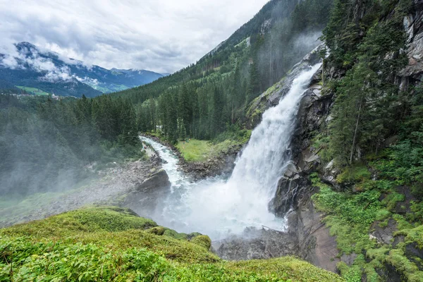 Avrupa'nın en yüksek şelalesi Krimml'i keşfedin! Üç kademeli bu devasa su şöleni, sağlık üzerindeki etkileri ve yürüyüş rotaları hakkında detaylı gezi rehberi.