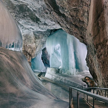 Eisriesenwelt (Werfen): Dünyanın en büyük buz mağarası sistemi.